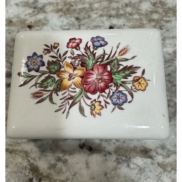 Wedgwood of Etruria Barlaston Floral Ceramic Trinket Box Made in England Cream - Picture 1 of 11